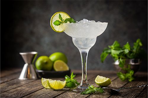 Frozen Margarita ค็อกเทลปั่นเย็น ๆ รสมะนาว เสิร์ฟพร้อมเกลือขอบแก้ว
